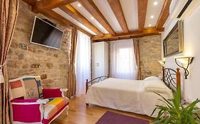 Studios Aurelia Palace
